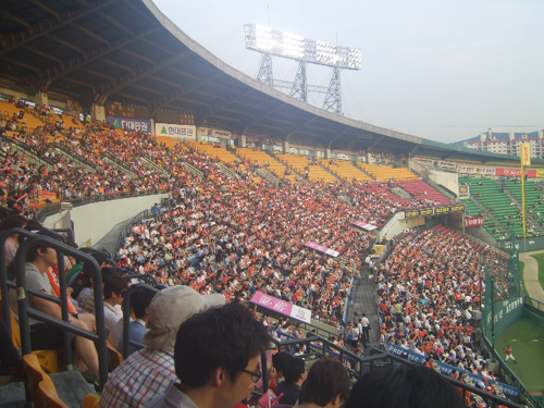 서울 잠실구장에도, 또 평일인데도 '한화' 팬들이 많이 모여들었다. 응원단 규모가 'LG' 홈구장 응원단에 못지 않았다.   