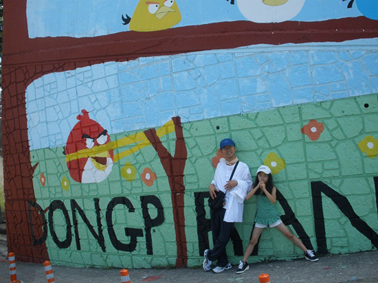 동피랑 마을의 벽화앞에서 아빠와 막내딸 성결이.