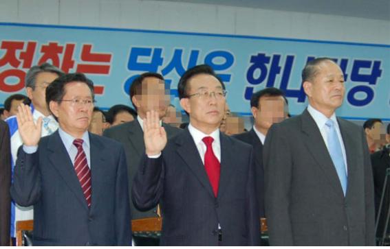 2006년 지방선거 한나라당 경북 선대위 발대식. 가운데 인물이 김관용 경북도지사 후보이고, 왼쪽이 그의 선대위원장을 맡은 이길영, 그리고 오른쪽은 바로 이상득 전 의원
