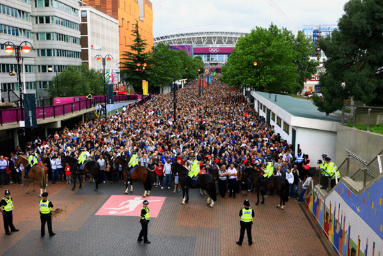 런던올림픽 남자축구 조별예선 한국과 가봉의 경기가 열린 웸블리스타디움 주변을 가득 메운 관중들