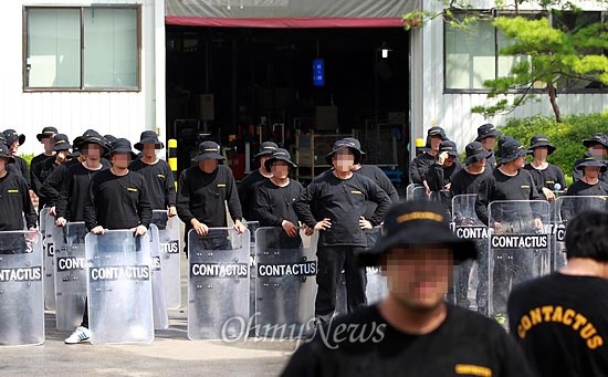 지난 2일 오후 직장폐쇄된 경기도 안산 SJM공장에서 용역업체 '컨택터스' 직원들이 방패를 들고 공장앞에 배치되어 있다.