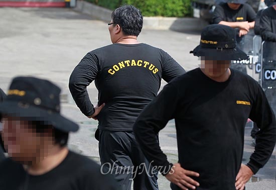 지난 2일 오후 직장폐쇄된 경기도 안산 SJM공장에 배치된 용역업체 '컨택터스' 직원들.