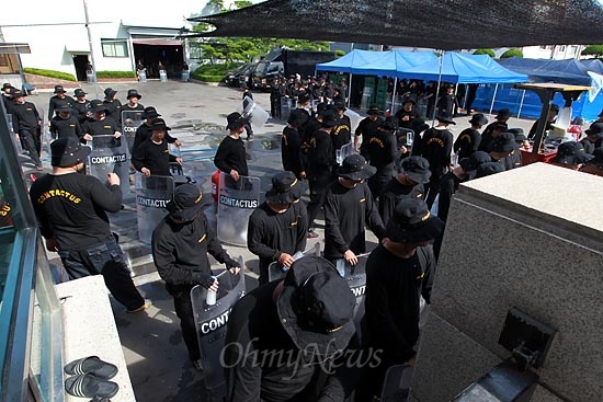  2일 오후 직장폐쇄된 경기도 안산 SJM공장에서 용역업체 '컨택터스' 직원들이 정문에서 근무 교대를 하기 위해 이동하고 있다.