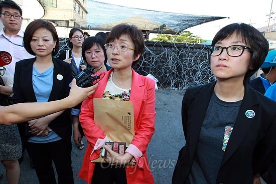 용역업체 '컨택터스'의 폭력행위를 현장조사한 민주통합당 진선미, 김현, 은수미, 장하나 의원이 취재진에 조사 상황을 설명하고 있다.