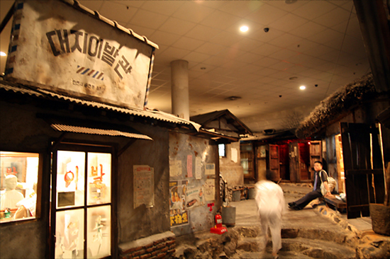 수도국산달동네박물관에 재현한 이발관 모습.