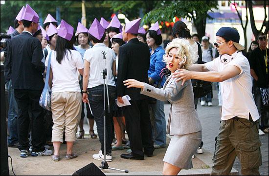  작년 6월 서울 홍익대 앞 걷고 싶은 거리에서 열린 시민법정 <분노의 목소리>에서 배우 고 장자연 씨의 사건을 극으로 재구성했다. 