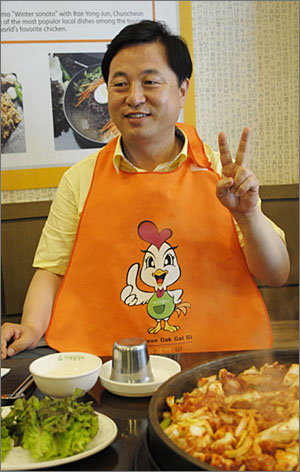 춘천의 명물 '닭갈비'를 맛보기 위해 앞치마를 착용한 민주통합당 김두관 대선예비후보.