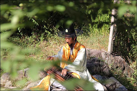  거문고 켜기는 선비들의 풍류에서 빠지지 않았다.