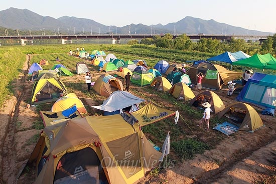 행정대집행을 막기 위해 두물머리에 텐트촌이 형성되었다.