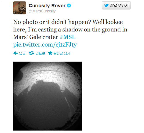 2012년 8월, NASA가 트위터를 통해 화성탐사선 큐리오시티가 화성에서 처음으로 전송해 온 사진을 내보냈다.