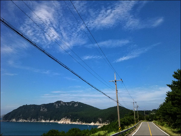 여차~홍포 비포장도로가 끝나는 시점에서 바라본 풍경. 푸른 하늘이 눈이 시릴 정도로 새파랗다.