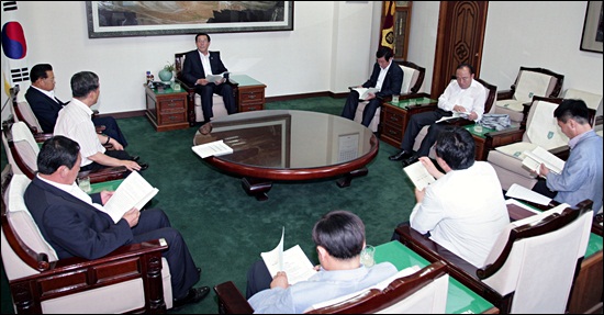 충남도의회(의장 이준우) 의장단이 6일 긴급 모임을 갖고 오는 24일 개회될 후반기 첫 임시회와 관련 변화된 의정활동 계획을 논의했다.



