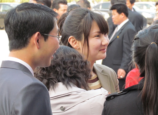 쌍꺼풀 수술을 한 것으로 보이는 북한 여성