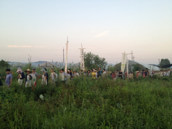 철거가 예고된 아침 6시, 공사예정부지로 향하는 시민들
