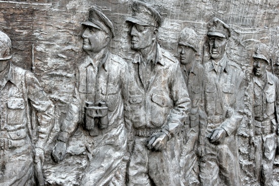 맥아더 동상 보수현장 가림막 안에 전시된 맥아더와 지휘관들의 인천상륙작전 감행 당시 재현 부조 작품