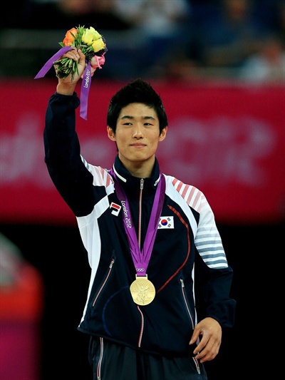  양학선 선수가 6일(한국시각) 영국 런던의 노스 그리니치 아레나에서 열린 2012 런던 올림픽 기계체조 남자 도마 결선에서 16.533점(1, 2차 평균)으로 금메달을 목에 걸었다. 