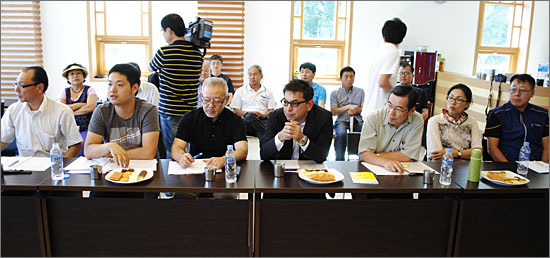 전국공무원노동조합 주관으로 기자간담회를 열고 있는 국제공공노련 일본가맹단체 대표들. 앞 줄 사진 왼쪽에서 네 번째 검은 안경을 쓴 사람이 콘노 야스시 본부장. 