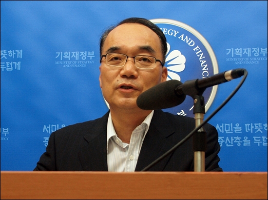 박재완 기획재정부 장관이 8일 발표된 정부 세법개정안에 대한 설명을 하고 있다. 