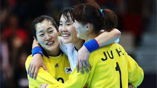  런던올림픽 여자핸드볼 8강전에서 러시아 팀에 승리한 한국 팀 문경하, 김차연, 주희(왼쪽부터) 선수가 어깨동무를 하고 기뻐하고 있다
