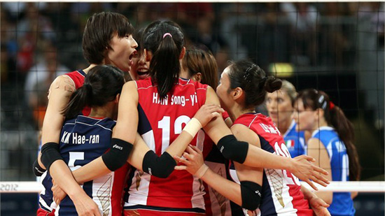  런던올림픽 여자배구 8강전 한국과 러시아의 경기에서 세 번째 세트를 승리한 한국 선수들이 함께 기뻐하고 있다