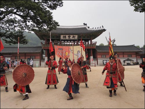 노비 출신 사병이 많아지면 정부군 병력이 줄어든다. 사진은 경기도 수원시 화성행궁에서 연출된 조선시대 병사들의 무예훈련. 