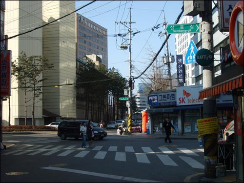 정도전의 흔적이 남아 있는 서울시 종로구 삼봉길. 사진 오른쪽 위의 녹색 표지판에 '삼봉길'이라고 쓰여 있다. 왼쪽 건물은 종로구청. 정도전은 이곳에서 살다가 이 근처에서 암살당했다. 