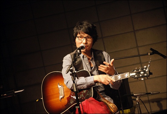  가수 백자의 공연 모습. 2011년 콘서트 당시 사진.