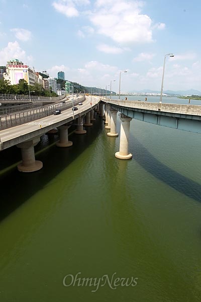 한강에 녹조현상이 발생한 가운데 8일 오후 서울 광진구 광장동 광진교 아래 물빛이 녹색을 띠고 있다.
