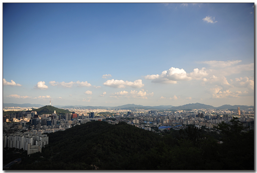 서울시내 모습 멀리 63빌딩과 그 뒤로 관악산이 보입니다.