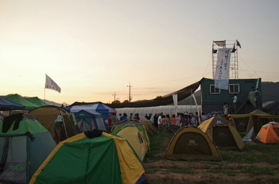 새벽 6시, 유기농 텐트촌의 아침