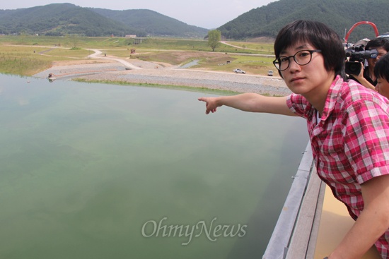  낙동강 창녕합천보 일대에 녹조현상이 심각한 가운데, 9일 오전 민주통합당 장하나 국회의원이 현장을 찾아 살펴보고 있다.