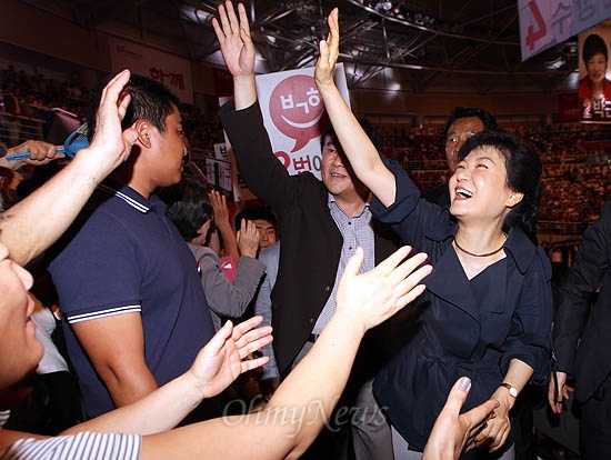 9일 오후 경북 김천 실내체육관에서 열린 새누리당 대선후보 합동연설회에 참석한 박근혜 후보가 지지자들의 연호에 손을 흔들어 인사하고 있다.