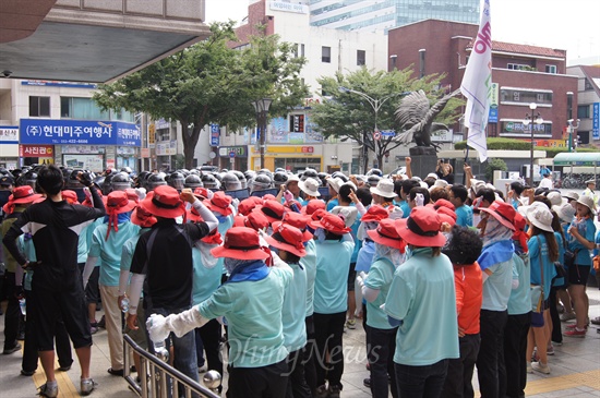  대구시지노인병원 노동자들이 허수아비 화형식을 경찰이 강제로 진압하자 항의하고 있다.