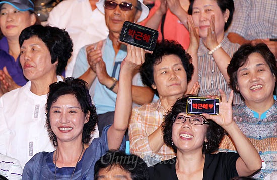 9일 오후 경북 김천 실내체육관에서 열린 새누리당 대선후보 합동연설회에서 박근혜 후보가 마이크를 잡자, 휴대폰을 꺼내 든 박 후보의 지지자들이 후보이름을 연호하고 있다. 