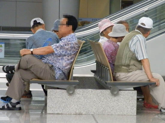 인천공항. 삼삼오오 모인 노인들의 모습을 볼 수 있다.