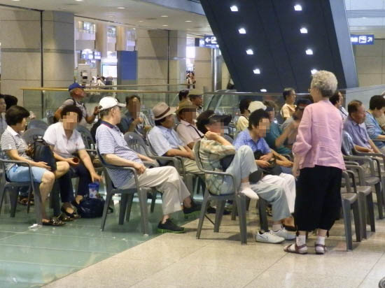 인천공항에서 주최한 문화공연의 객석은 노인들로 가득찼다.
