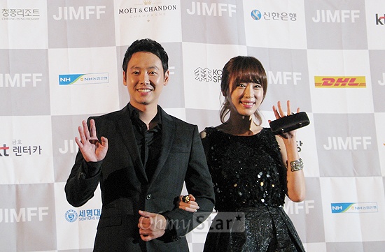  제8회 제천국제음악영화제의 홍보대사를 맡고 있는 배우 김동욱과 강예원.