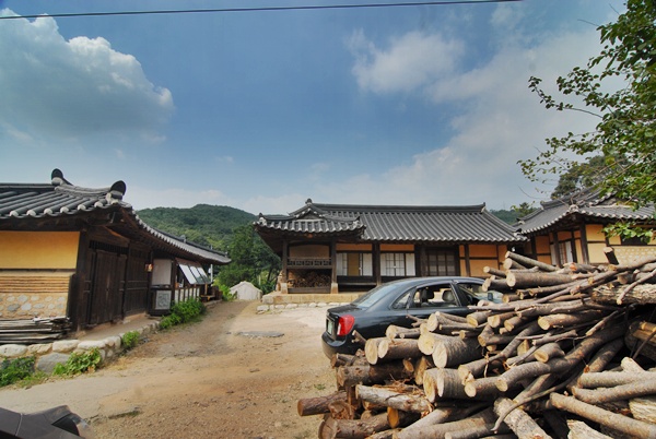 경기도 군포시 속달동 24-4에 소재한 경기도 문화재자료 제95호인 '군포 동래정씨 동래군파 종택'