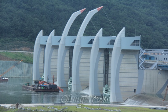  한국수자원공사는 낙동강 창녕합천보(합천창녕보) 공사를 8월 31일까지 마무리 짓기로 하고, 최근에는 보 하류에 바닥보강 공사를 벌이고 있다.