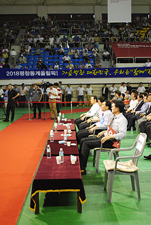 박근혜가 정견 발표를 하고 있는 사이. 건너편 김문수 후보 지지자들이 앉아 있던 파란색 좌석이 상당 부분 비어 있는 것이 보인다.