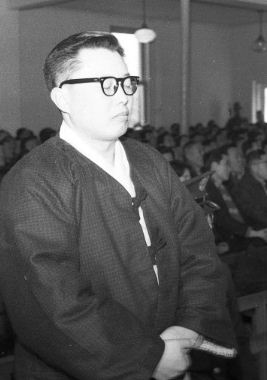 '반혁명사건'에 연루된 장도영 전 국가재건최고회의 의장이 1962년 1월 혁명재판소에서 수의 차림으로 눈을 감은 채 검찰 측의 사형 구형을 듣고 있다.