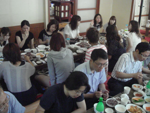　　경희대학교 외국어대학 교직원 선생님들과 일본학생들이 백숙을 먹고 있습니다. 