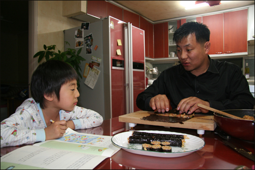 2007년 4월 어느 날 저녁, 큰 아이가 아빠 김밥 먹고 싶다며 남편을 소환한 날. 모임 하다 온 남편은 김밥 싸고 다시 나갔다.