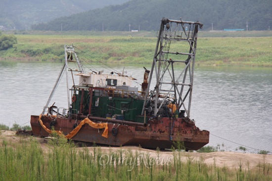  낙동강에는 폐준설선이 즐비하다. 사진은 의령 정곡양수장 부근에 있는 폐준설선.