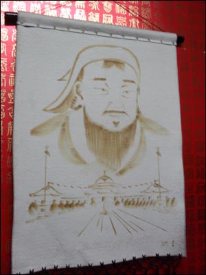 중국 내몽골자치구 적봉시 파림좌기(旗)의 한 식당에 걸린 칭기즈칸 초상화. 기(旗)는 내몽골자치구 특유의 행정단위.  

