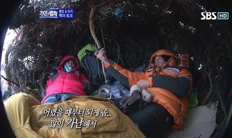  시베리의 혹독한 추위에 맞서 새집을 짓고, 그 안에서 잠을 청하는 김병만과 리키김. SBS 정글의 법칙2 한장면.