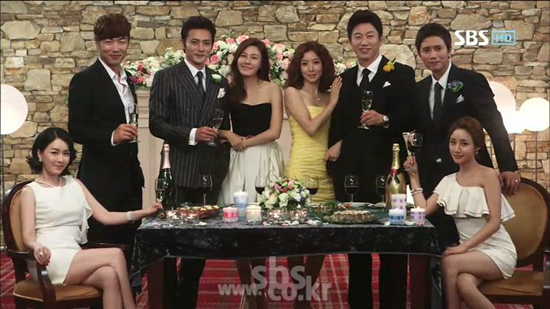  12일 20회로 막을 내린 SBS <신사의 품격>에서 네 쌍의 남녀는 사랑의 결실을 맺었다. 