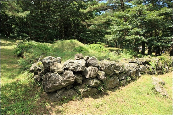 흔히 오름이나 밭에 있는 제주의 무덤에서는 산담을 볼 수 있다.