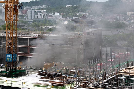  지난 13일 오전 서울 종로구 소격동 국립현대미술관 서울관 건립공사장에서 화재가 발생해 지하공사장에서 검은 연기가 나오고 있다.