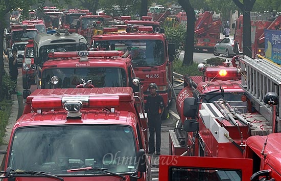  13일 오전 서울 종로구 경복궁 옆 국립현대미술관 신관 신축공사장에서 화재가 발생, 출동한 수많은 소방차량이 진화 작업을 하기 위해 대기하고 있다.